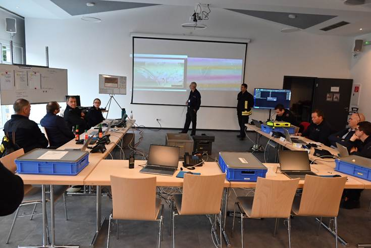 Ein Bild, das Im Haus, Text, Wand, Bürogebäude enthält.

KI-generierte Inhalte können fehlerhaft sein.