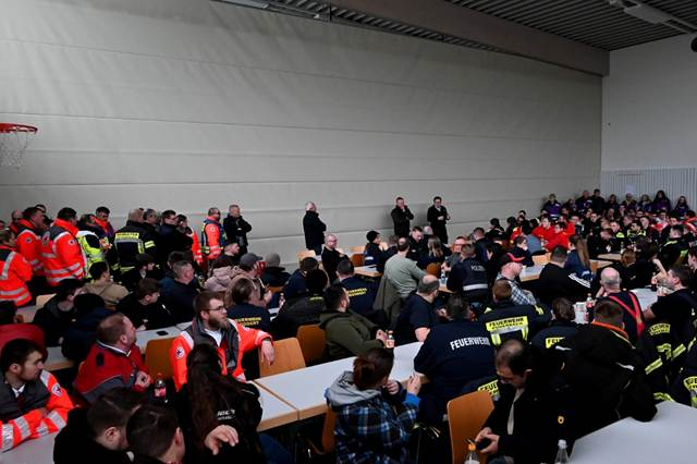 Ein Bild, das Kleidung, Person, Mann, Gruppe enthält.

KI-generierte Inhalte können fehlerhaft sein.