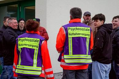 Ein Bild, das Kleidung, Person, Warnkleidung, Mann enthält.

KI-generierte Inhalte können fehlerhaft sein.