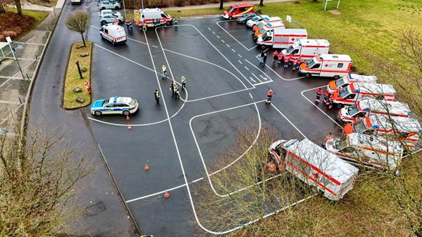 Ein Bild, das draußen, Landfahrzeug, Gras, Straße enthält.

KI-generierte Inhalte können fehlerhaft sein.