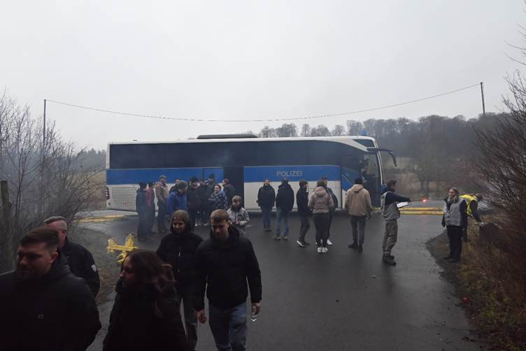 Ein Bild, das draußen, Himmel, Person, Menschen enthält.

KI-generierte Inhalte können fehlerhaft sein.