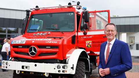 Ebling stellt Tanklöschfahrzeug für die Waldbrandbekämpfung vor